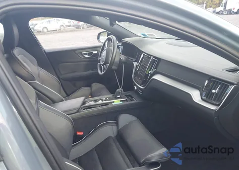 2022 Volvo S60 B5 Black Edition R-Design/B5 R-Design z USA, uszkodzony, nr VIN 7JRL12TM4NG154621